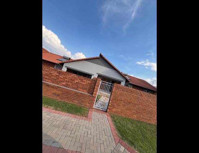 3 BEDROOM TOWNHOUSE FOR SALE IN MONAVONI